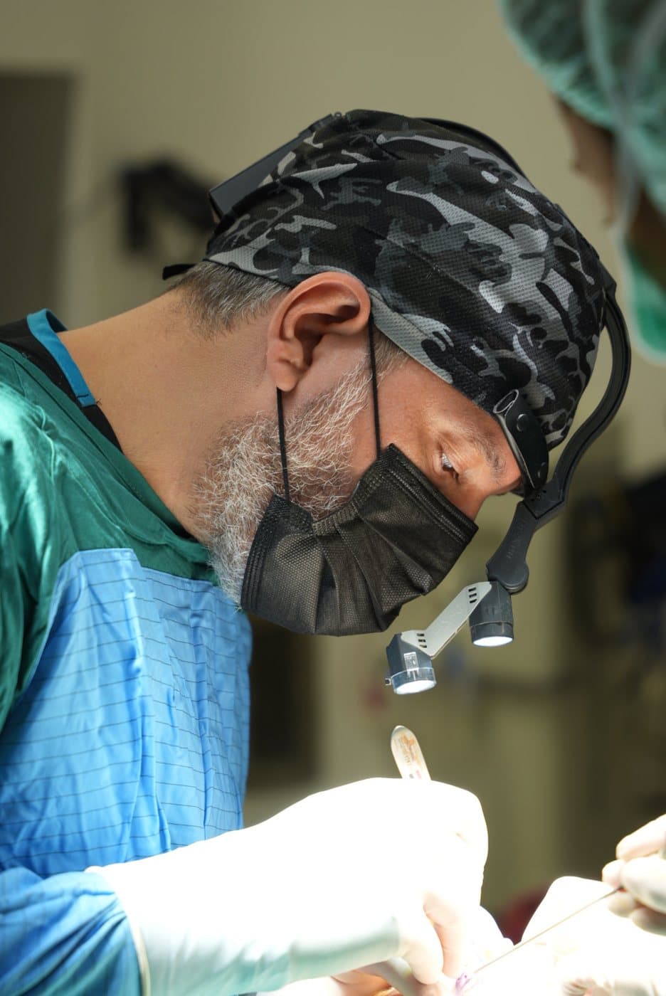 Op. Dr. Erhan Güneri ameliyatta