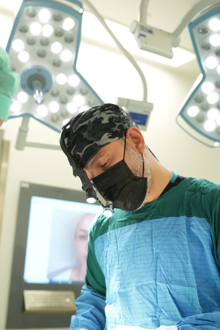 Ameliyathanede Op. Dr. Erhan Güneri